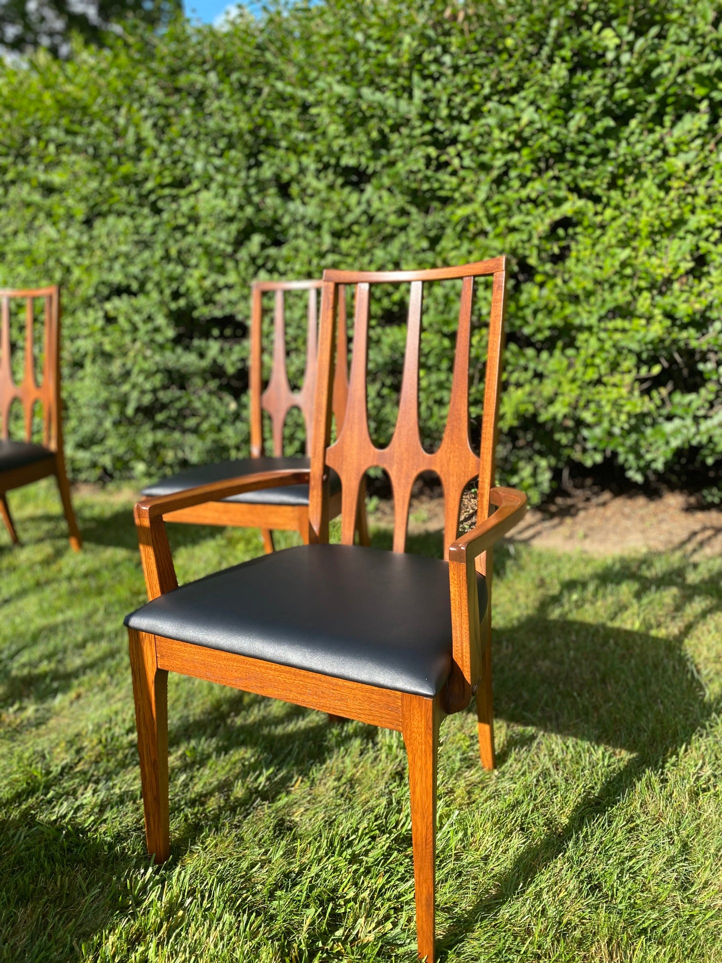 Broyhill Brasília Round Pedestal Dining Table Set with 6 Chairs