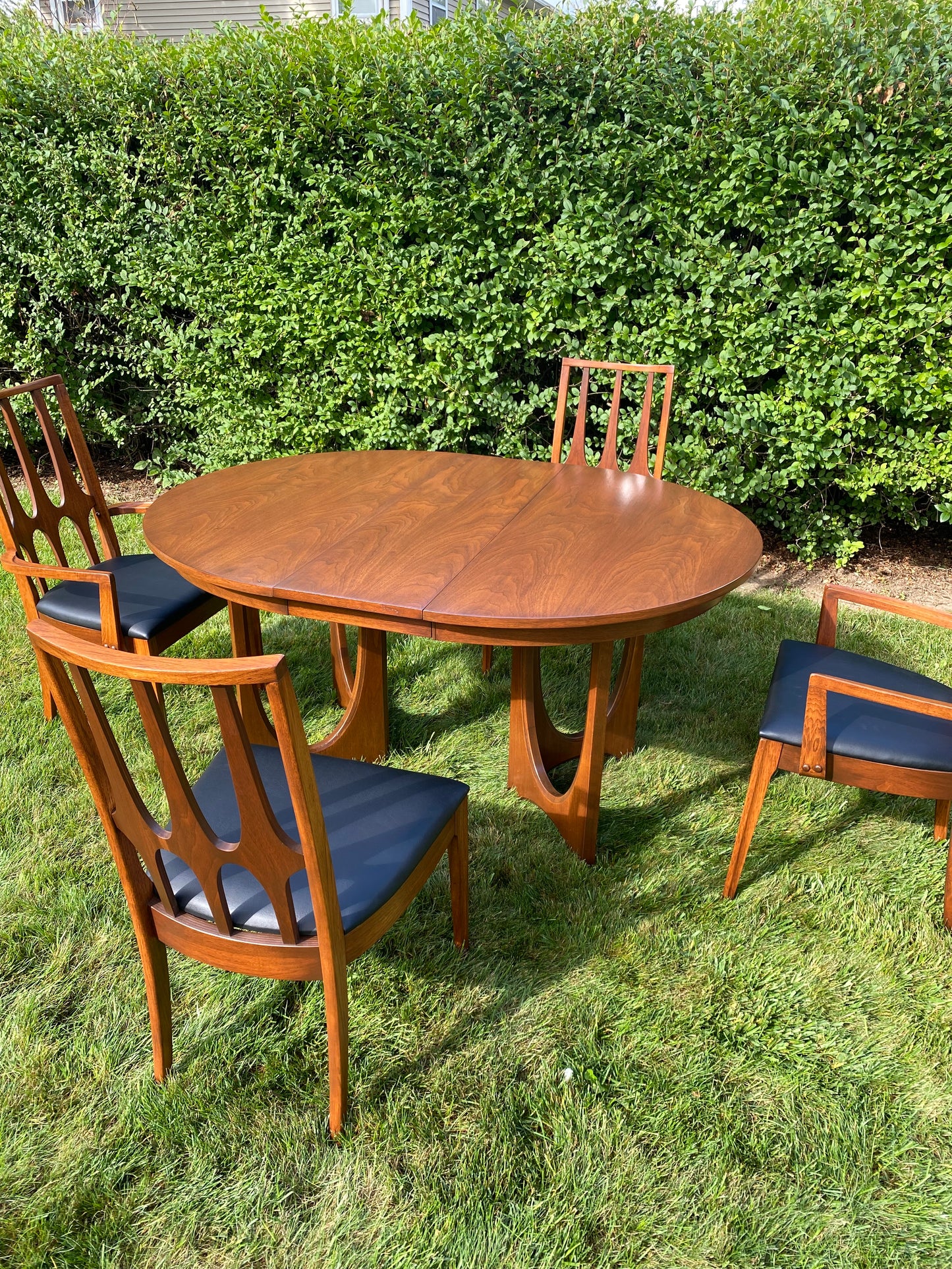 Broyhill Brasília Round Pedestal Dining Table Set with 6 Chairs