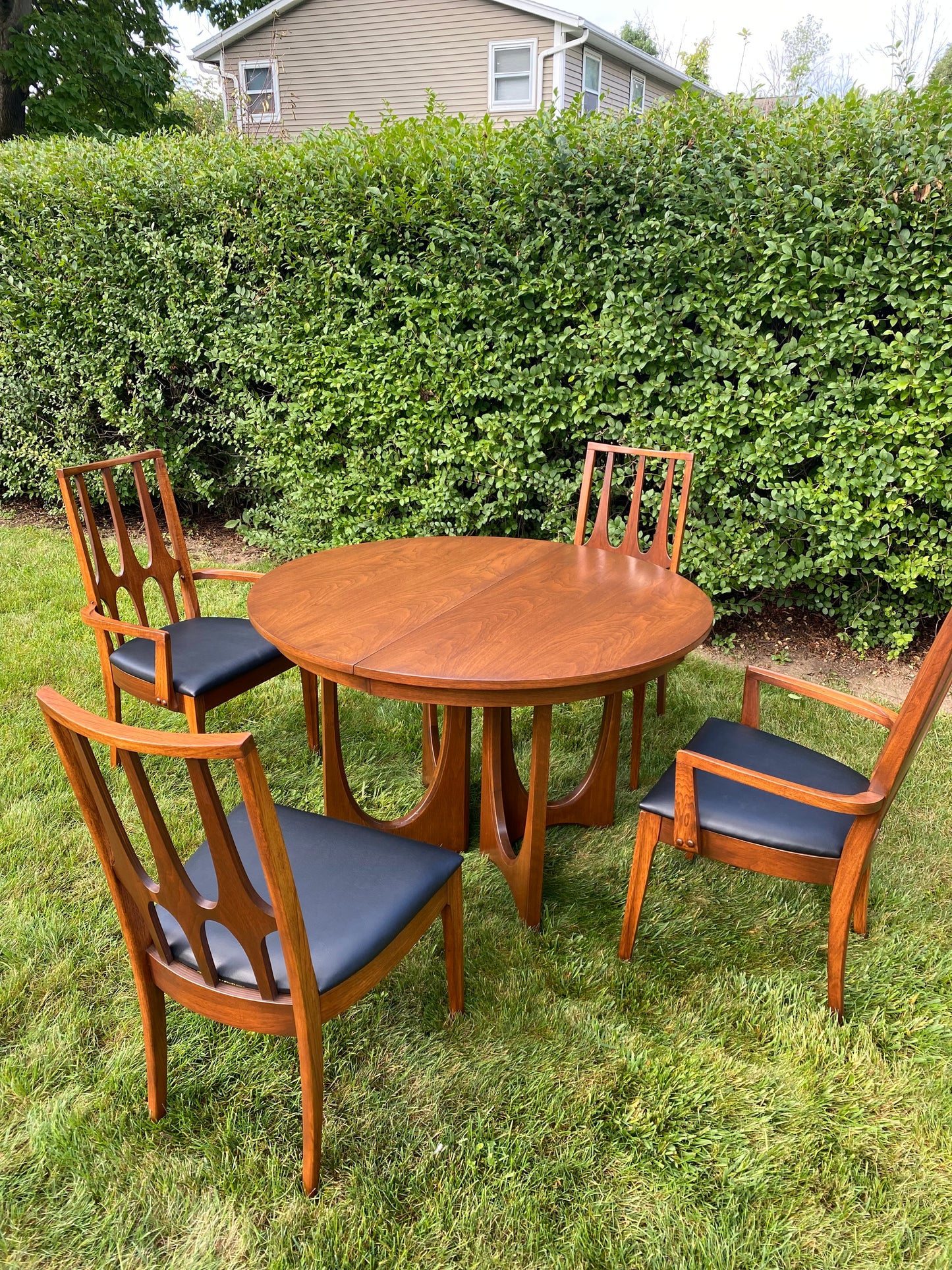 Broyhill Brasília Round Pedestal Dining Table Set with 6 Chairs