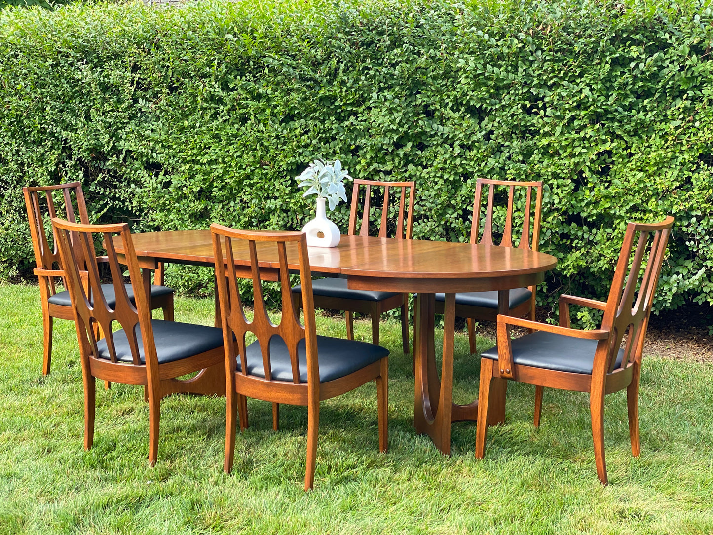 Broyhill Brasília Round Pedestal Dining Table Set with 6 Chairs