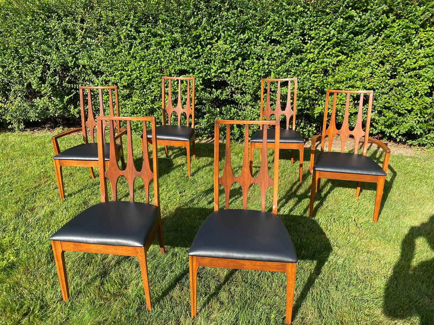 Broyhill Brasília Round Pedestal Dining Table Set with 6 Chairs