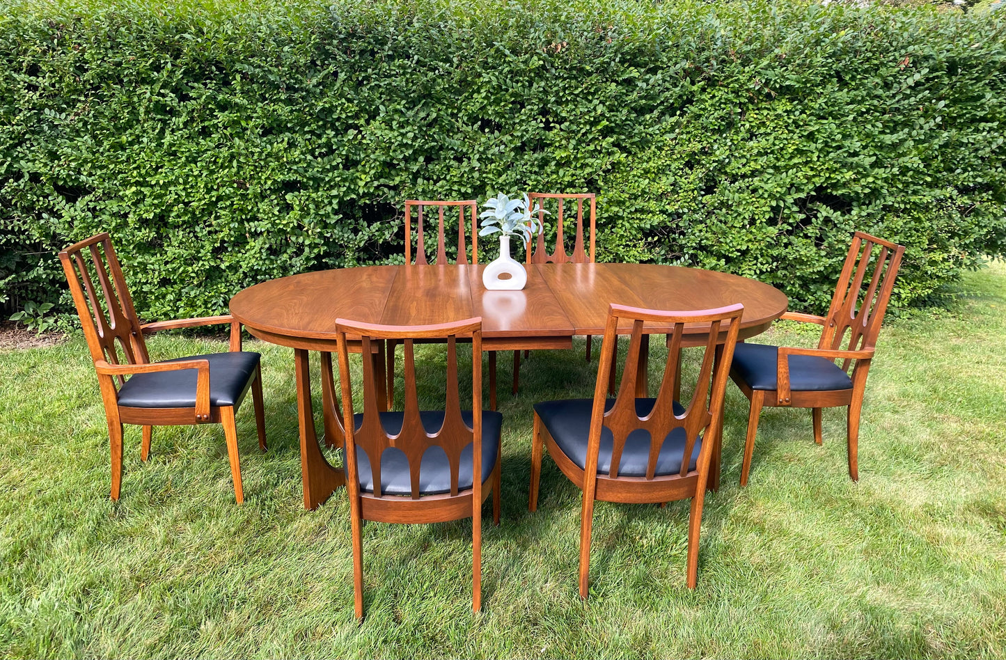 Broyhill Brasília Round Pedestal Dining Table Set with 6 Chairs