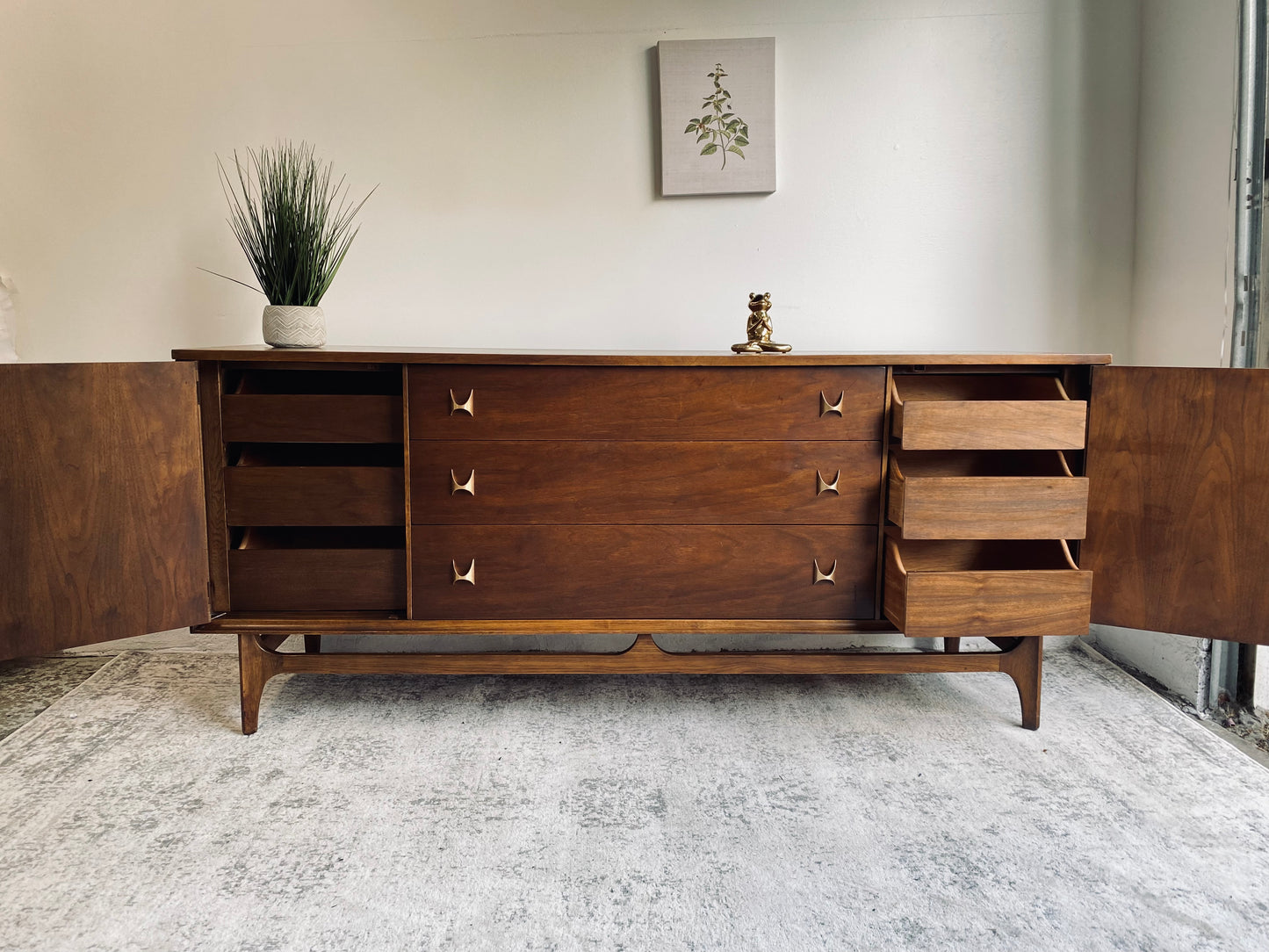 Broyhill Brasília 9 drawer dresser