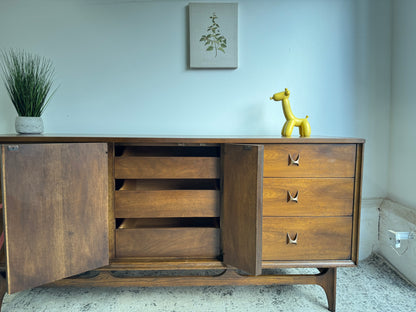 Broyhill Brasília 9-Drawer Dresser