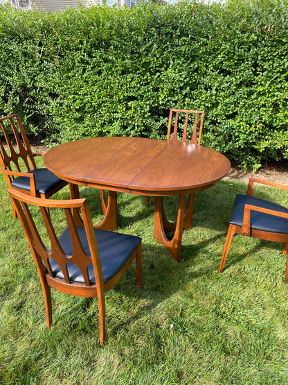 Broyhill Brasília Round Pedestal  Dining Table Set with 6 Chairs