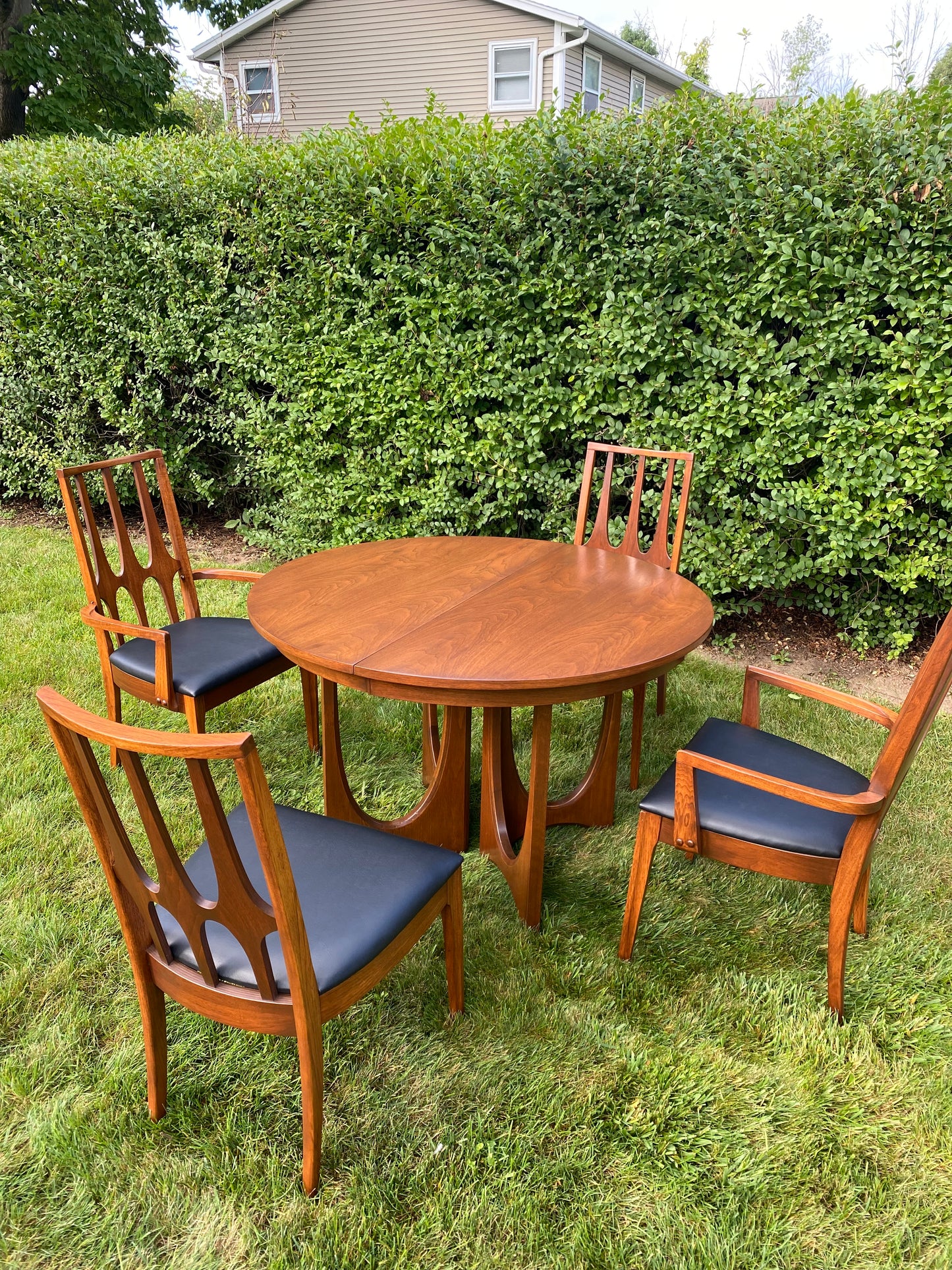 Broyhill Brasília Round Pedestal  Dining Table Set with 6 Chairs