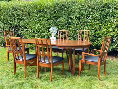 Broyhill Brasília Round Pedestal  Dining Table Set with 6 Chairs