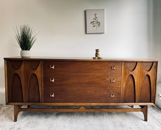 Broyhill Brasília 9 drawer dresser