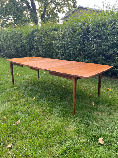 Broyhill Brasilia Dining Table