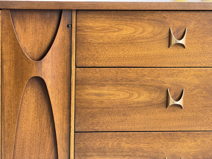 Broyhill Brasília 9-Drawer Dresser