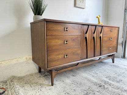 Broyhill Brasília 9-Drawer Dresser